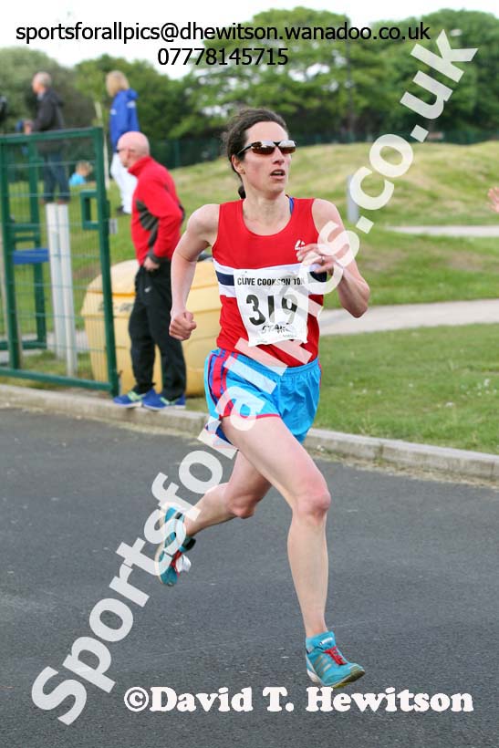 Stephanie Dann (NSP) wins the womens Clive Cookson 10k. Photo: David T. Hewitson/Sports for All Pics